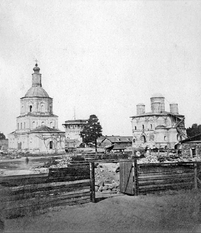 Вид на Салтыковскую церковь и Богоявленский собор